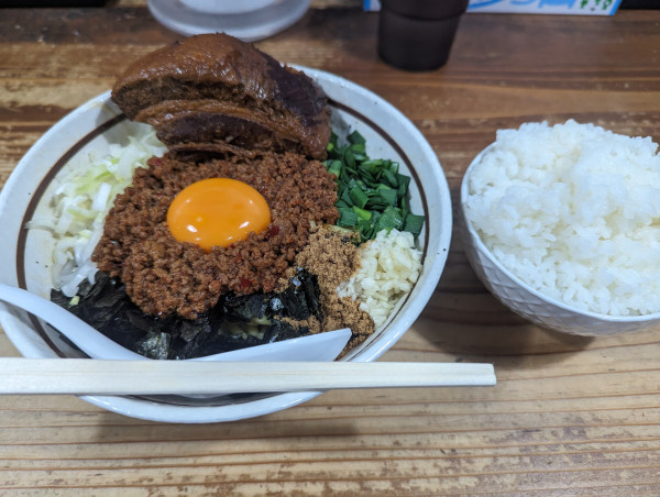 「とろ豚まぜそば ライス」@麺 酒 やまのの写真