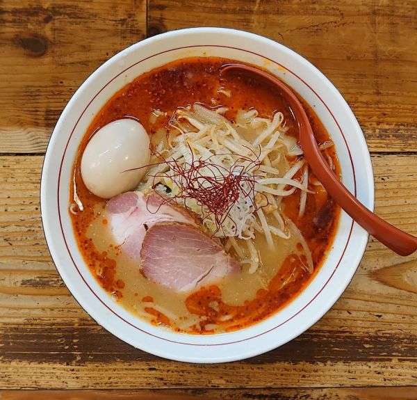 「辛味噌らーめん 味玉」@東京味噌らーめん 鶉の写真