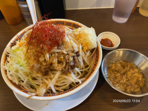 「限定 黒坦々汁なし ￥1000」@顎で喰らえ ラウンドワン草加店の写真