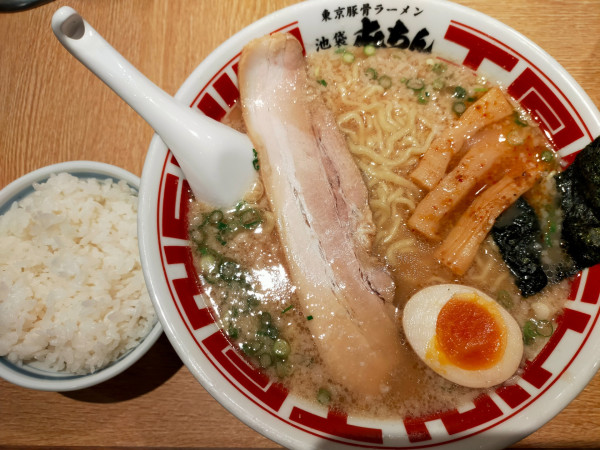 「東京豚骨ラーメン850円(大盛無料)+ライス無料」@屯ちん 川崎店の写真