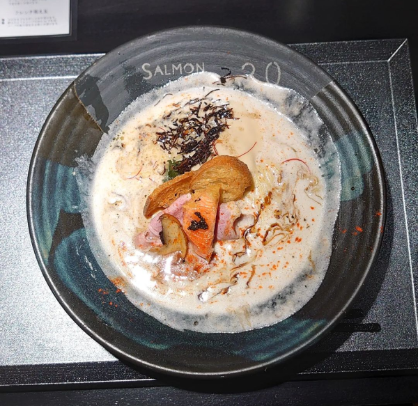 「ポルチーニサーモンラーメン 味玉、替玉、細麺」@サーモンnoodle3.0の写真