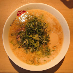 半熟玉子＋ラーメン 半ライス、脂多め。