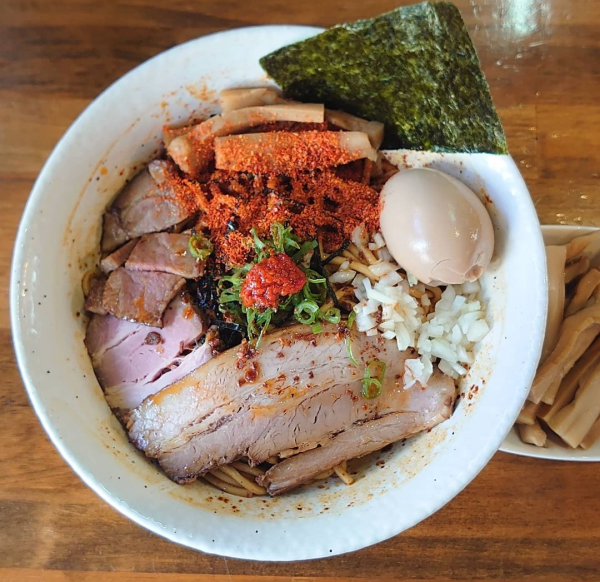 「油そば 味玉、メンマ」@BASSOの写真