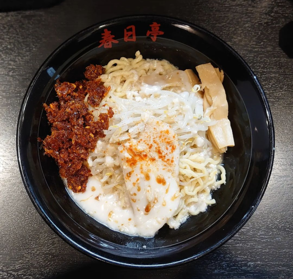 「鳥豚油そば 中盛、海老辛ジャン」@油そば専門店 春日亭 高田馬場駅前店の写真