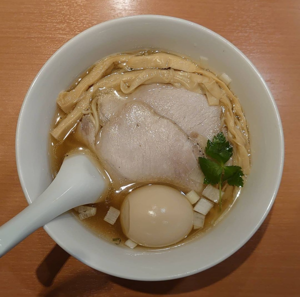 「トビウオ塩らぁ麺 味玉」@らぁ麺 はやし田 池袋店の写真