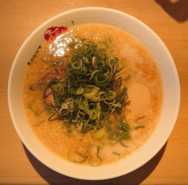 「半熟玉子＋ラーメン 半ライス、脂多め。」@京都銀閣寺 ますたにラーメン 日本橋本店の写真