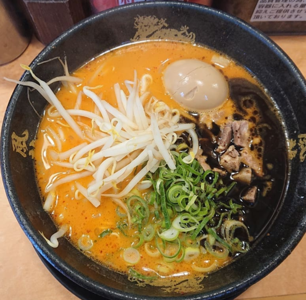 「辛味噌黒マー油とんこつラーメン 麺はバリ固、替え玉１玉。」@博多風龍 池袋西口店の写真