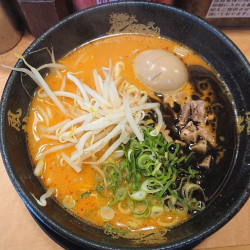 辛味噌黒マー油とんこつラーメン 麺はバリ固、替え玉１玉。
