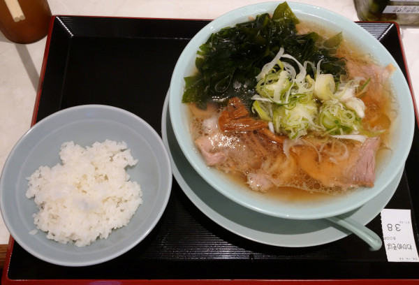 「わかめ中華そば（800円）」@新橋ニューともちんラーメン 川崎駅前店の写真