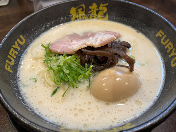 「半熟味玉とんこつラーメン」@とんこつラーメン 博多風龍 大宮東口駅前店の写真