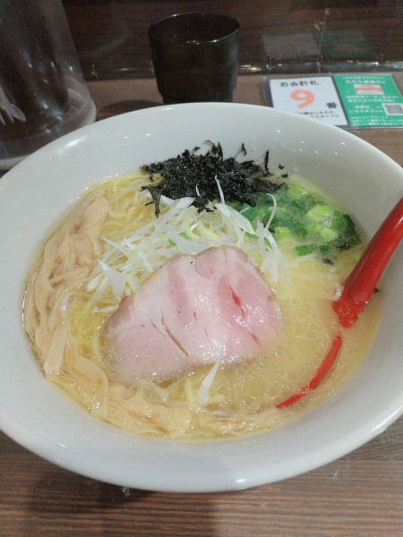 「濃厚鶏白湯塩ラーメン」@鶏白湯ラーメンとりまるの写真
