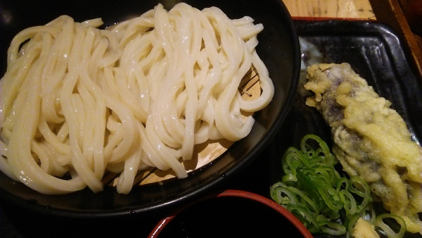 「ざる（中） 550円＋なす 130円」@讃岐うどん大使 水道橋麺通団の写真