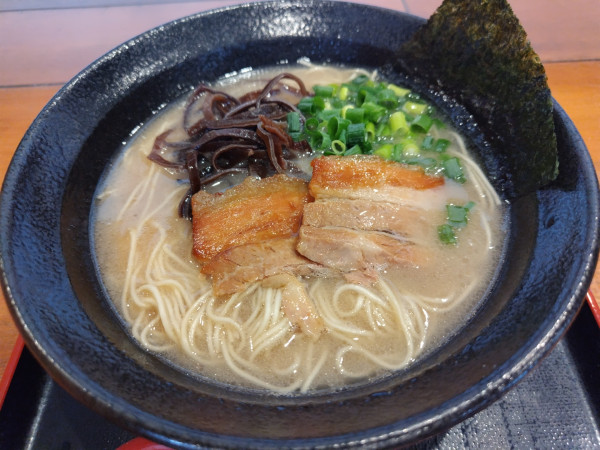 「九州とんこつラーメン：ハリガネ　＋替玉：粉落とし　※１玉無料」@九州とんこつ はりがね屋の写真