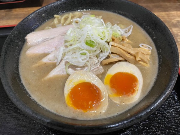 「ナショナルニボグラフィック煮玉子+肉多：1200円」@暗黒中華そば 雷電の写真