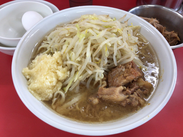 「小ラーメン(ニンニク)+豚ほぐし+生卵 1100円」@ラーメン二郎 柏店の写真