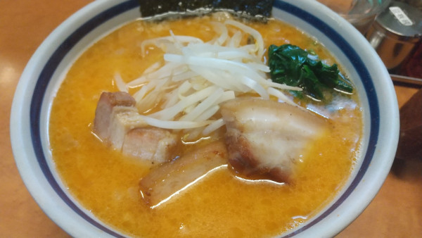 「皮付き辛背脂入りらーめん大盛　サービスライス、もやし増し」@麺友 一誠の写真