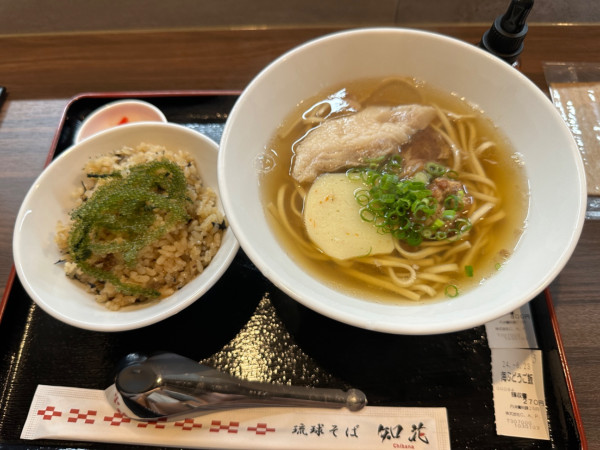 「知花そば（並盛・130g）800円＋海ぶどうご飯270円」@琉球そば 知花 Premium 文京店の写真