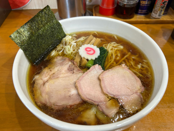 「ワンタン麺1100円、生姜醤油味20円」@とら食堂 松戸分店の写真