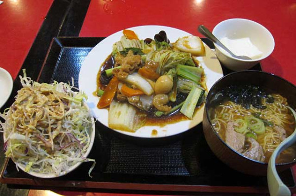 「醤油半ラーメンその他のセット　450円」@花彫酒家の写真
