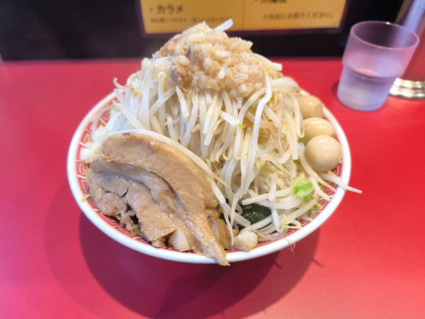 「ラーメン大　野菜マシマシ　ほうれん草　うずら」@ラーメン つづき 町田店の写真