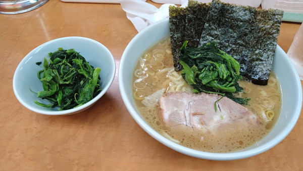 「ラーメン並盛　＋ほうれんそう」@横浜ラーメン 町田家 新百合ヶ丘店の写真