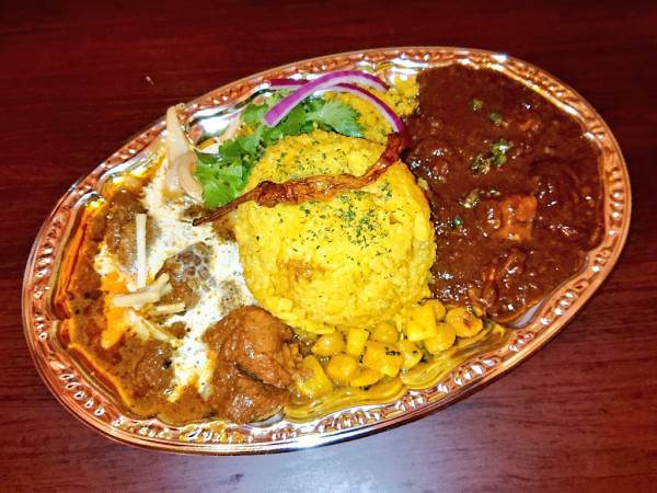 「合い盛りカレー、ライス大盛り」@カレーライス＆ばる しえすたの写真