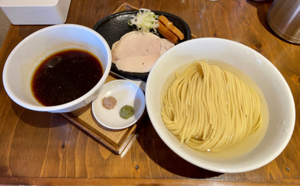 「つけ麺 200g(醤油)＋藻塩＋わさび」@麺屋鈴春の写真