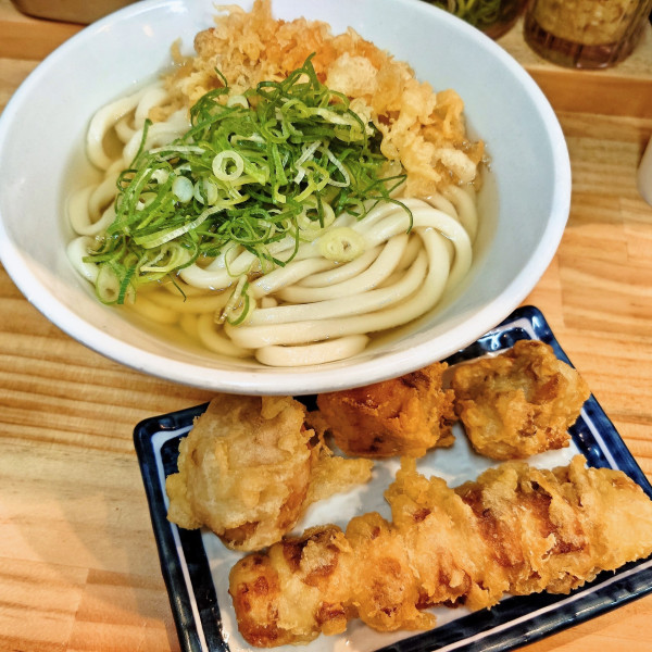 「かけうどん＋天ぷら３種盛」@甚三 高田馬場店の写真