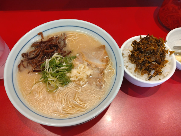 「本場博多ラーメン¥650+無料ライス」@本場博多ラーメン せまかっちゃん 神田店の写真