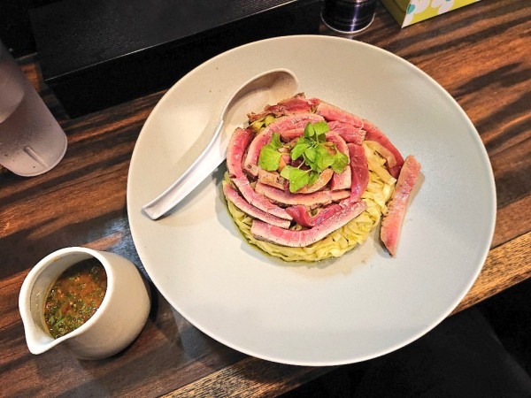 「マグロの炭火とそのフォン 九条ネギのピュレ」@稲荷屋の写真