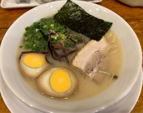 「まるきんラーメン＋玉子＋替玉＋ライス」@博多まるきんラーメン 上馬店の写真