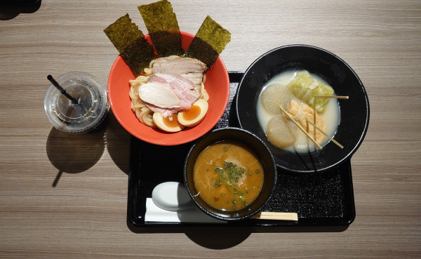「チャーシュー濃厚魚介つけ麺＋鶏白湯おでん」@ラーメン＆酒バル 麺屋一燈の写真