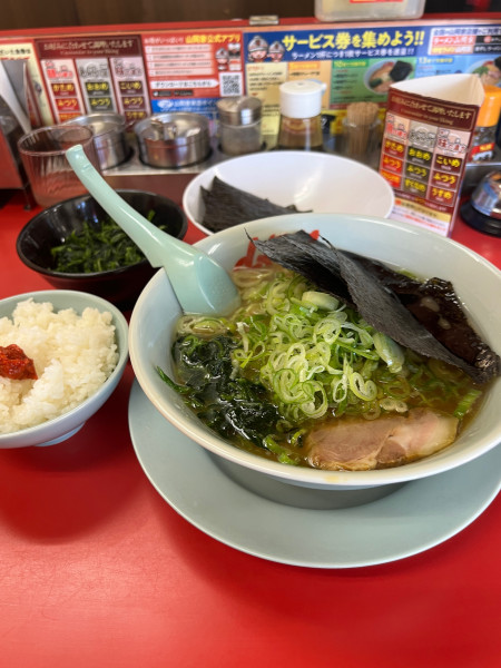「醤油ラーメン　ほうれん草　海苔　半ライス」@山岡家 越谷レイクタウン店の写真