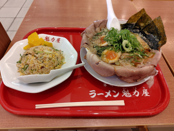「特製醤油全部乗せ＋焼き飯定食」@ラーメン魁力屋 モラージュ菖蒲店の写真