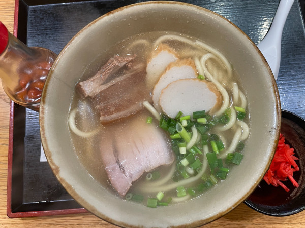 「沖縄そば：957円」@ニューゴールデン酒場の写真