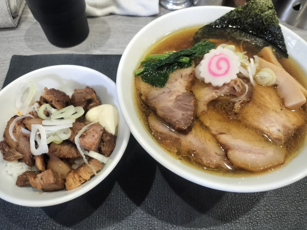 「醤油チャーシュー麺 味玉トッピング チャーシュー飯」@手打ち 蓮の写真