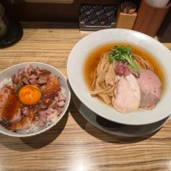 醤油ラーメン700円　豚チャーシュー丼480円