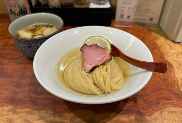 「特製昆布水つけ麺（醤油）¥1400、肉ワンタン¥250」@三馬路 東京店の写真