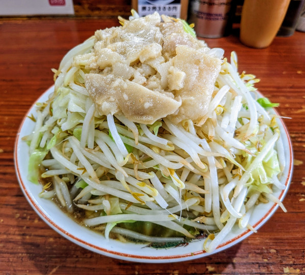 「ラーメン(200g)ヤサイ増し増しアブラ増しカラメ」@らーめん じろきんの写真
