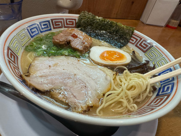 「ダブル幸福ラーメン1050円　ちび玉100円」@九州とんこつラーメン 幸福軒の写真