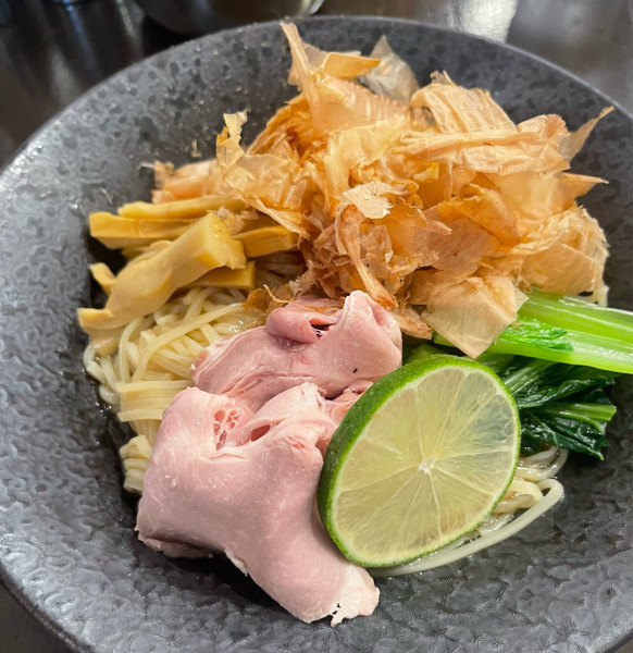 「生醤油の冷やし鶏油そば」@町田汁場 しおらーめん進化 町田駅前店の写真