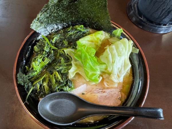 「将太の豚骨醬油 中盛 トッピング(ほうれん草・キャベツ)」@ラーメン将太の写真