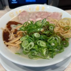醤油豚骨チャーシューラーメン1130円、九条ネギ100円