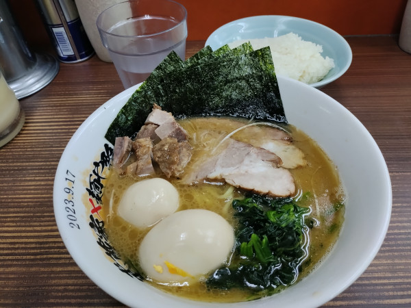 「特製らーめん950円、味玉（X特典）、無料ライス（中）」@横浜家系らーめん 武蔵家 川口店の写真