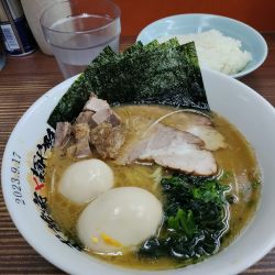 特製らーめん950円、味玉（X特典）、無料ライス（中）