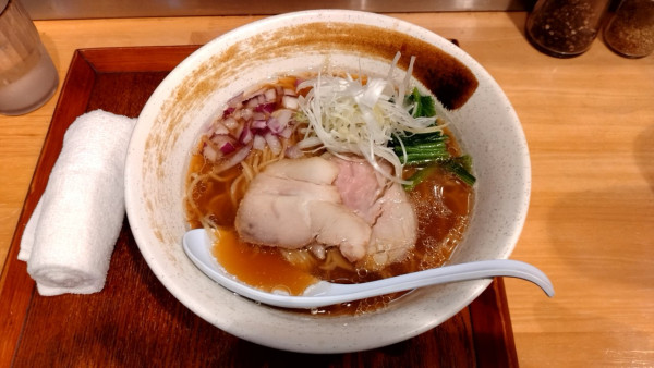 「醤油らぁ麺_880円」@貝出汁らぁ麺 みぎわの写真