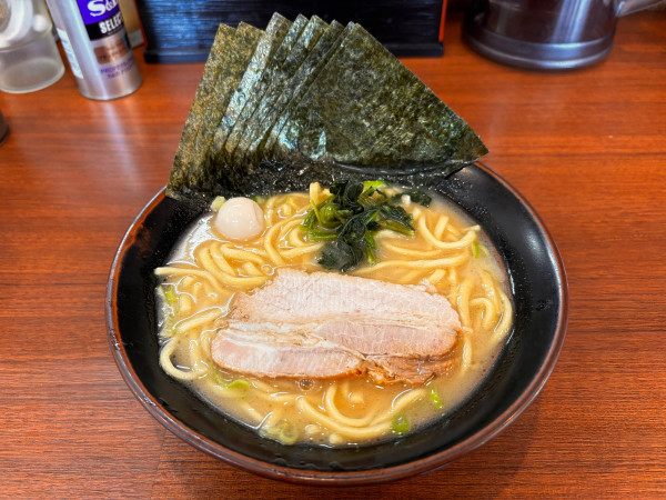 「ラーメン＋海苔」@横浜家系ラーメン宮本商店の写真