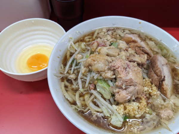 「小ラーメン（麺少なめ）＋生卵」@ラーメン二郎 上野毛店の写真
