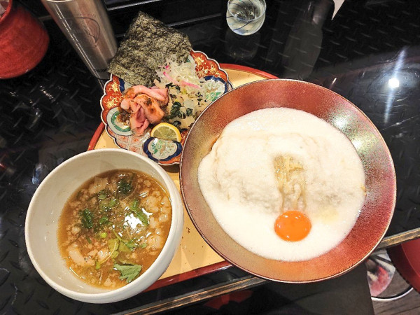 「とろろ卵かけ麺 煮干のつけ汁＆追い飯付き」@トーキョーニューミクスチャーヌードル 八咫烏 CHIKARABOの写真