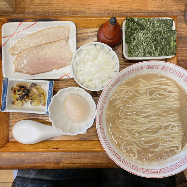 「喉黒＋トリュフ煮卵＋刻み玉ねぎ」@炭火焼濃厚中華そば 大覇道の写真